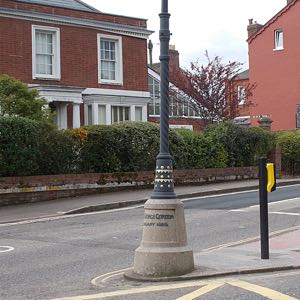 Livery Dole Gordon lamp column